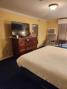 班戈贝斯维斯特白宫酒店的配有一张床和一台平面电视的酒店客房