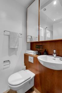 雷克雅未克Studio Apartment with Ocean View的浴室配有白色卫生间和盥洗盆。