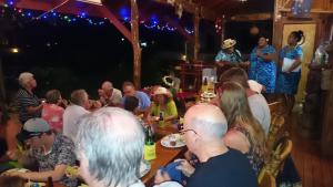 拉罗汤加Aroa Beachside Resort的一群人坐在聚会桌旁