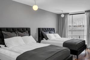 雷克雅未克Studio Apartment with Ocean View的一间卧室设有两张床和窗户。