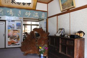 京丹后市大江宾馆的一间房间角落处有一棵大木树的房间