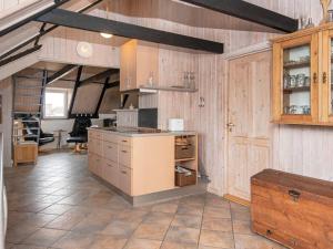 Nørre Lyngvig8 person holiday home in Ringk bing的一个带木制橱柜和柜台的厨房