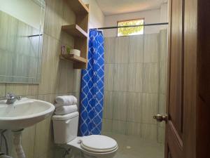 阿亚姆佩La Casa De Eros的浴室配有卫生间、盥洗盆和淋浴。