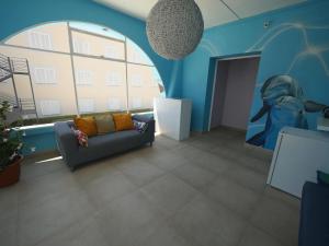 伊维萨镇吉拉蒙多旅舍的带沙发和蓝色墙壁的客厅