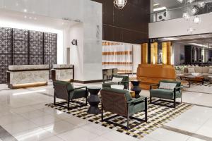 巴拿马城Marriott Panama Hotel - Albrook的大堂,配有椅子和桌子