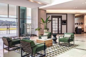 巴拿马城Marriott Panama Hotel - Albrook的大堂设有绿椅和等候室