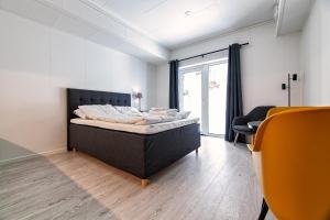 斯沃尔韦尔Stylish and serviced Studio apartment in Lofoten的卧室配有一张床