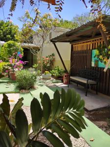 利比里亚Villa Gabriela, Casa Tucan的花园内带长凳的庭院