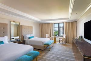 亚特兰大亚特兰大瑞吉酒店的酒店客房设有两张床和一台平面电视。