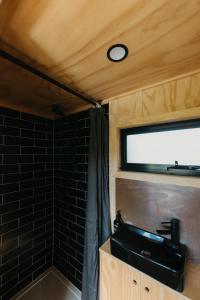 MintaroCABN Clare Valley的一间带水槽和黑色瓷砖墙的浴室