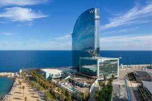 巴塞罗那巴塞罗那W酒店的海边高大的玻璃建筑