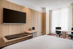 布尔戈斯布尔戈斯AC酒店，万豪酒店的配有一张床和一台平面电视的酒店客房