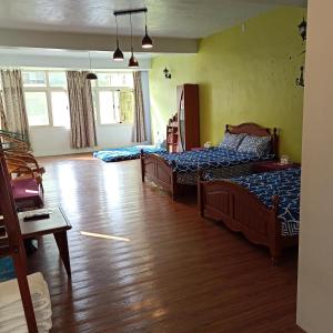 员林快乐宿的一间卧室设有两张床,铺有木地板