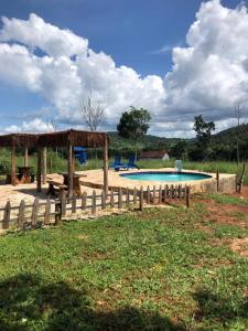 皮雷诺波利斯Recanto do Vale的游泳池四周设有木栅栏