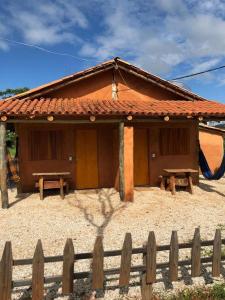 皮雷诺波利斯Recanto do Vale的前面有围栏的小房子