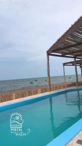 伊卡普伊Restaurante & Pousada Portal dos Ventos的海滩上的游泳池