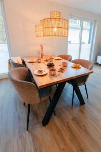拉策堡Frünn Stuuv的餐桌、椅子和木桌