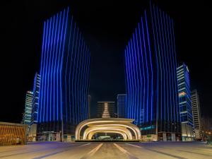 苏州苏州古运河逸衡酒店的一座晚上用蓝色点亮的建筑