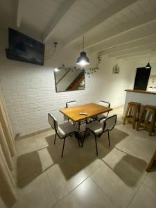 坦迪尔Belgrano 360的一间带木桌和椅子的用餐室