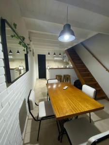 坦迪尔Belgrano 360的一间带木桌和椅子的用餐室