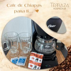 图斯特拉古铁雷斯Terraza Tuxtla的咖啡壶,带两杯咖啡和咖啡豆