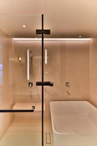八里八里福朋喜来登酒店的设有带浴缸和淋浴的浴室。