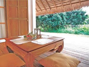 清迈resort hoshihana的一张木桌,上面放着一碗水果