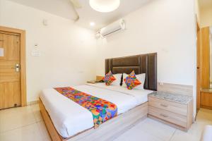 瓜廖尔FabHotel Royal Aanandam的一间卧室,卧室内配有一张大床