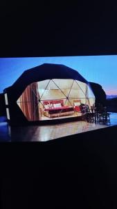 瓦迪拉姆Wadi rum sand Delight camp的配有桌椅的帐篷的侧景镜子