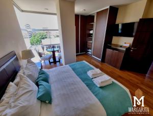 科恰班巴Margarita Apartamentos的一间带大床的卧室和一间客厅
