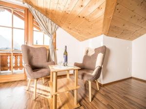 阿尔普巴赫谷地赖特Exquisite Apartment in Reith im Alpbachtal near Ski Resort and Lake的一间带两把椅子和一张桌子的用餐室