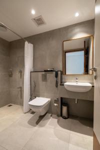 埃尔讷古勒姆Hotel Panoramic的一间带水槽、卫生间和镜子的浴室