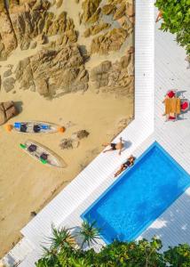 丽贝岛Casa De Lipe的海滩旁游泳池的顶部景色