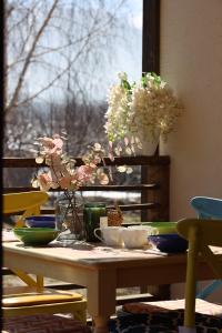 KaynazarkaBerry House close to Talgar Almaty的桌子上放有盘子和碗,上面放有窗户