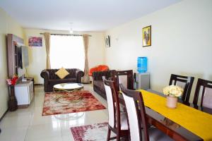 纳库鲁Havan Furnished Apartments-Milimani N8的客厅配有桌椅和沙发