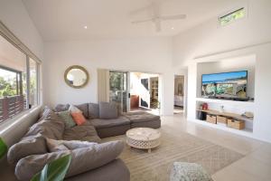 库鲁姆海滩Stunning Home With Spectacular Views的带沙发和电视的客厅