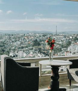 大叻New Life Hotel - Da Lat的城市顶部花瓶桌子