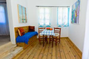 卡拉瓦索斯Cyprus Villages Kalavasos的配有桌椅和床的房间