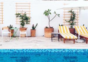 卡拉瓦索斯Cyprus Villages Kalavasos的一个带椅子的庭院和一个游泳池