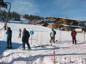 圣热尔韦莱班加百利小屋酒店的一群站在滑雪场的人