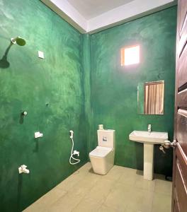 阿鲁甘湾Artist Village的绿色浴室设有卫生间和水槽