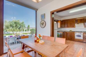 阿尔库迪亚Ideal Property Mallorca - Ca na Siona 6 PAX的厨房以及带木桌和椅子的用餐室。