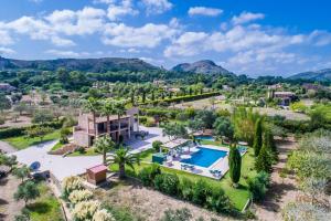 阿尔库迪亚Ideal Property Mallorca - Ca na Siona 6 PAX的享有带游泳池的别墅的空中景致