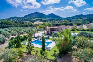 阿尔库迪亚Ideal Property Mallorca - Ca na Siona 6 PAX的享有带游泳池的别墅的空中景致