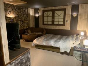 小樽Hotel HANAMIZUKI-Adult Only的一间卧室配有一张床,并在一间客房内配有电视。