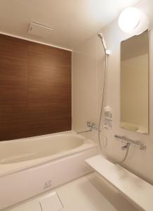 阿苏市Aso Hakuun Sanso的带浴缸和盥洗盆的浴室