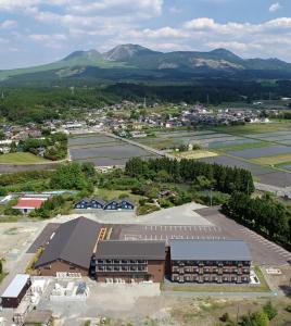 阿苏市Aso Hakuun Sanso的背景为山地的学校的空中景观
