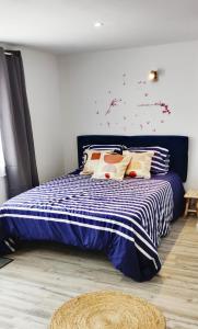 圣热尔韦Les Gones en Vendée的卧室配有蓝色和白色的床和枕头