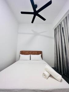 瓜埠Langkawi Seaview Cube w/ Rooftop Pool的一间卧室配有一张带黑色吊扇的床。