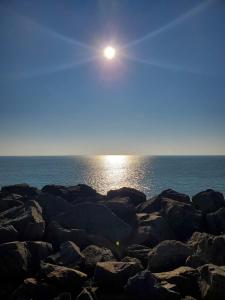 圣热尔韦Les Gones en Vendée的太阳在岩石海滩上升起